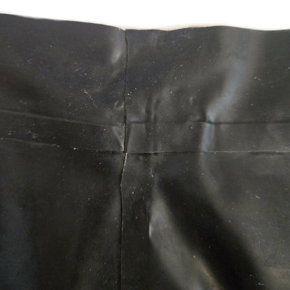 Latex Shorts Doppel-Reißverschluss/Innenbeutel 2.Wahl unsaubere Klebestelle