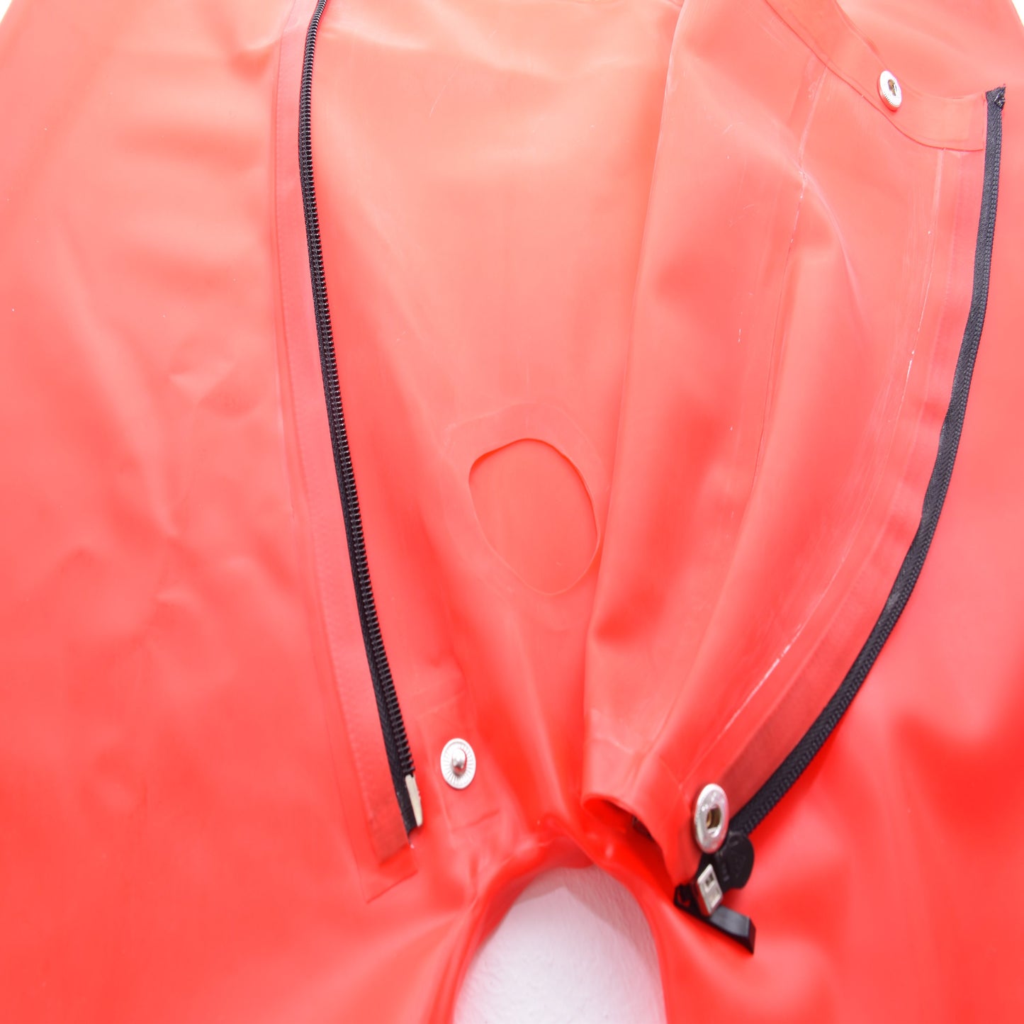 Latex Shorts mit schwarzem Doppel-Reißverschluss/Innenbeutel Rot
