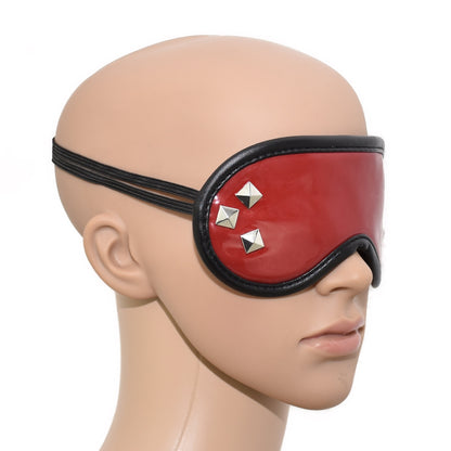 Augenmaske Lackleder mit Nieten in rot